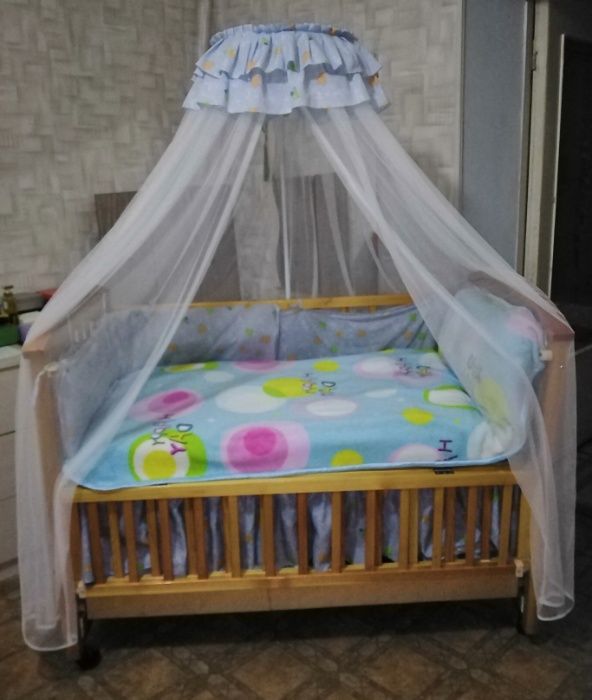 Продается детская кроватка (дерево), с накомарником.