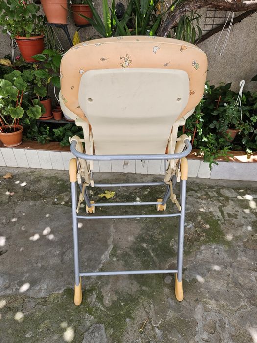 Scaun copil servit masa