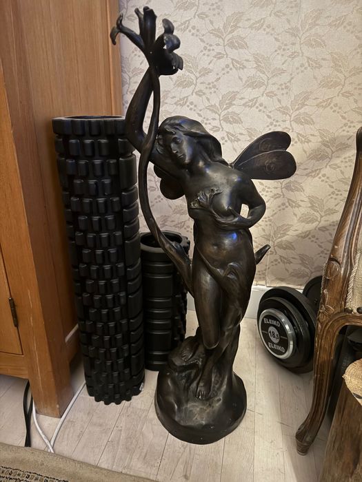 Масивни Бронзови скулптури на Буда и други. Цени по договаряне.