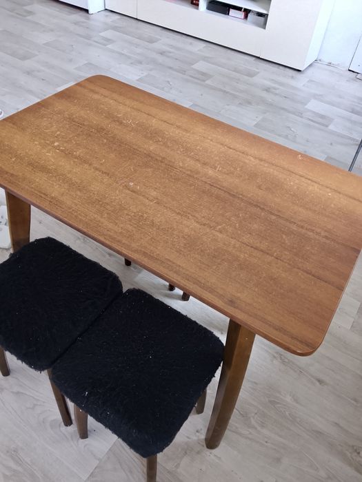 Продам стол  с табуретками.