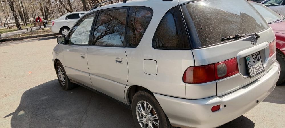 Авто машина тойота ипсум