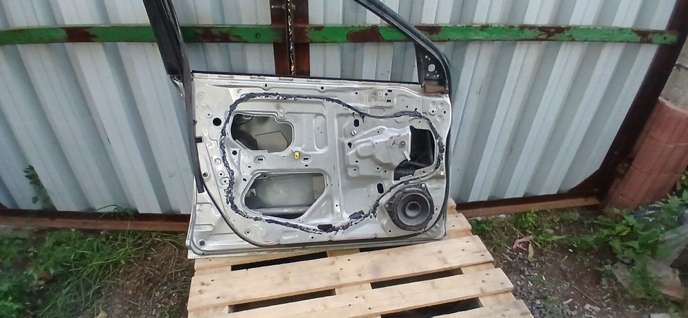 Дверь на авенсис toyota avensis