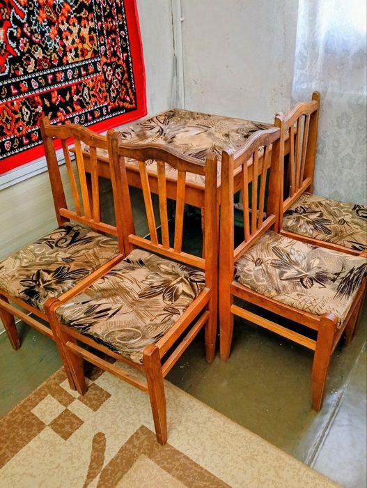 Продаётся стол и стулья.