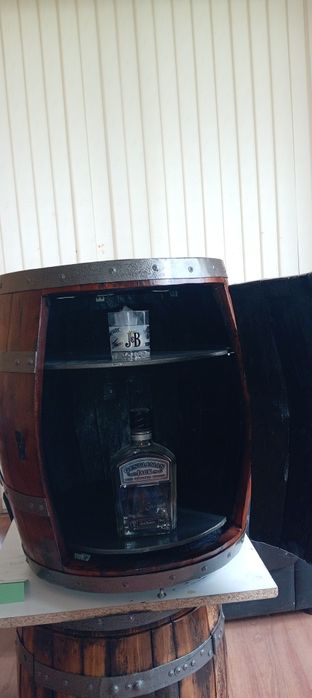 Ретро мини бар изработен дъбова Бъчва. Подходящ. За неповторим подарък  за любилей./ЧРД/имен ден подходящо същото така за Бърбекюта и навеси