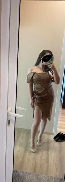 Къса кафява рокля