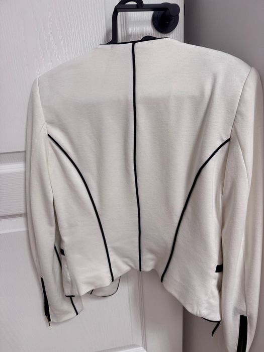 Sacou alb H&M.