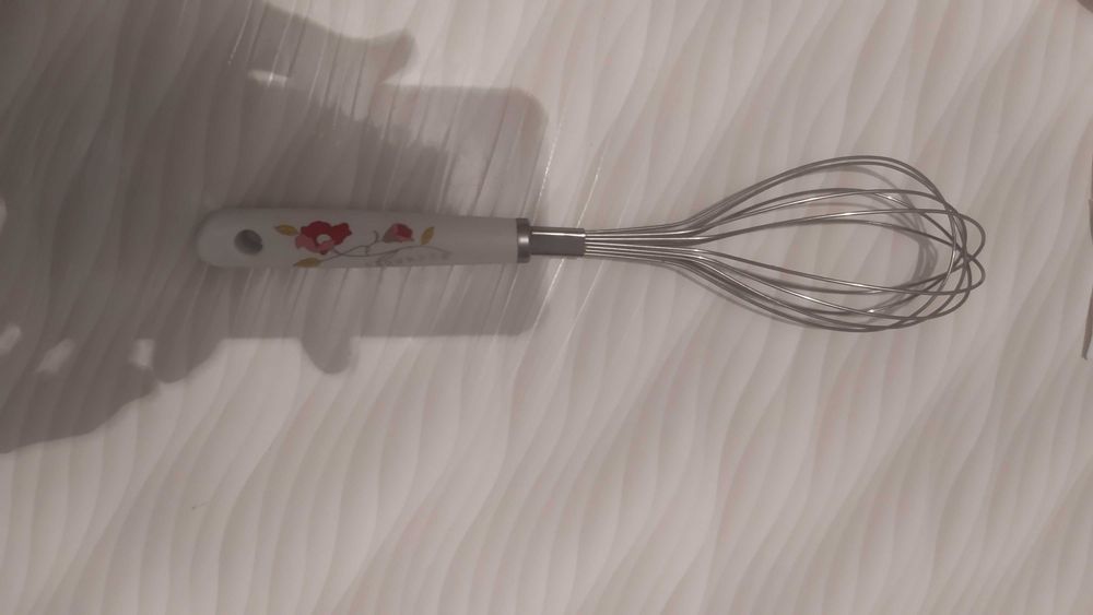 Продам  ложки,  лопатки, венчик