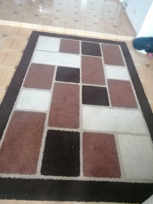 Covor living în nuanțe de bej și maro