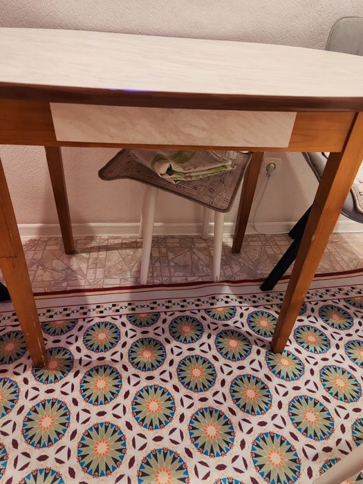 Продам стол кухонный