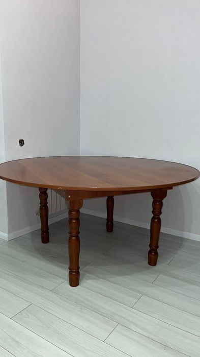 Продаётся стол с 8 стульями в отличном состоянии.