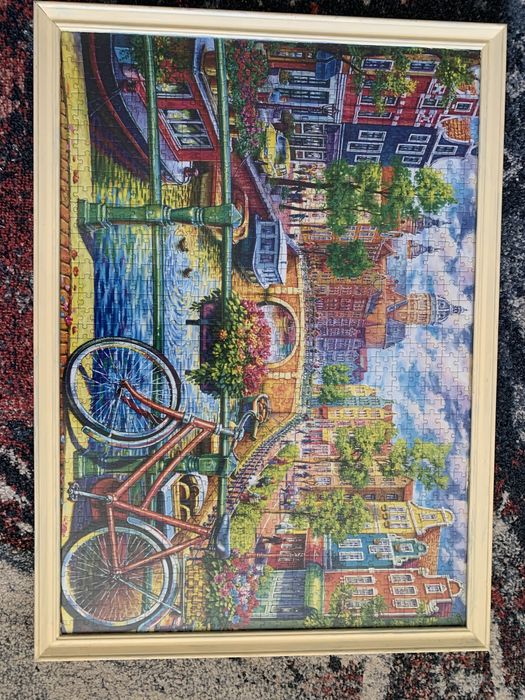 Напълно сглобен и професионално рамкиран пъзел