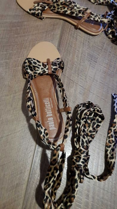 Елегантни сандалки с връзки