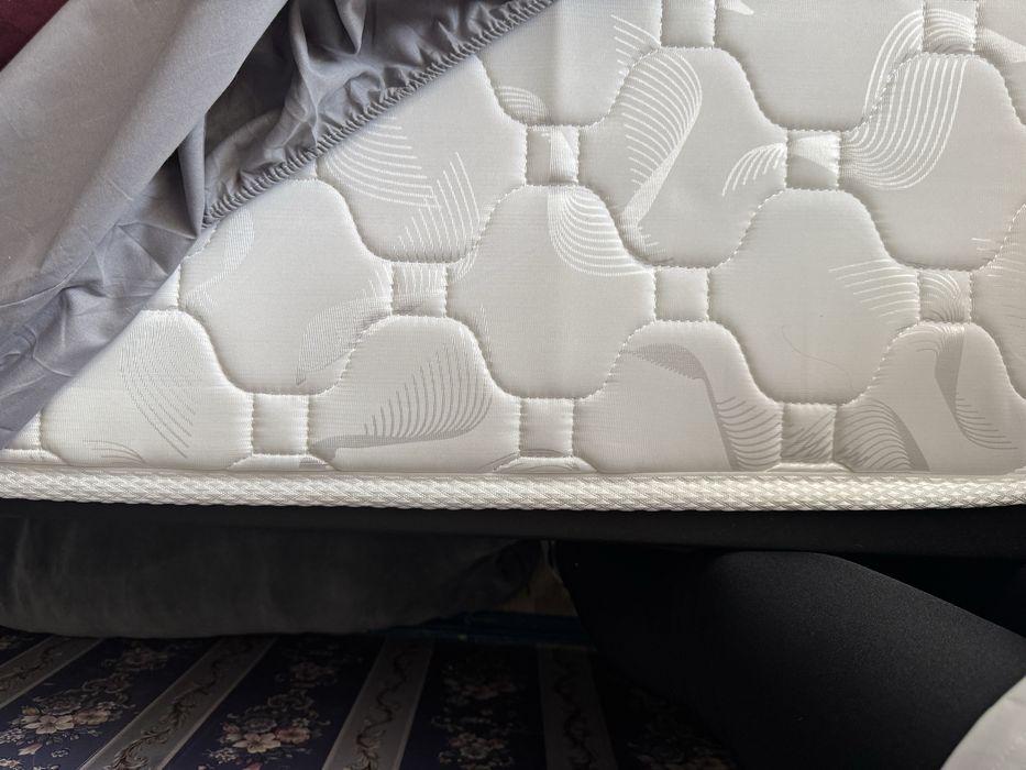 Кровать двухспальная с матрасом