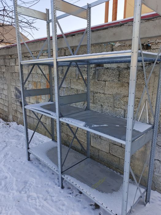 Rafturi metalice pentru marfa ușoară