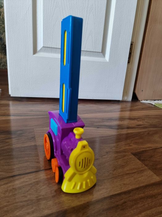 Поезд с доминошками