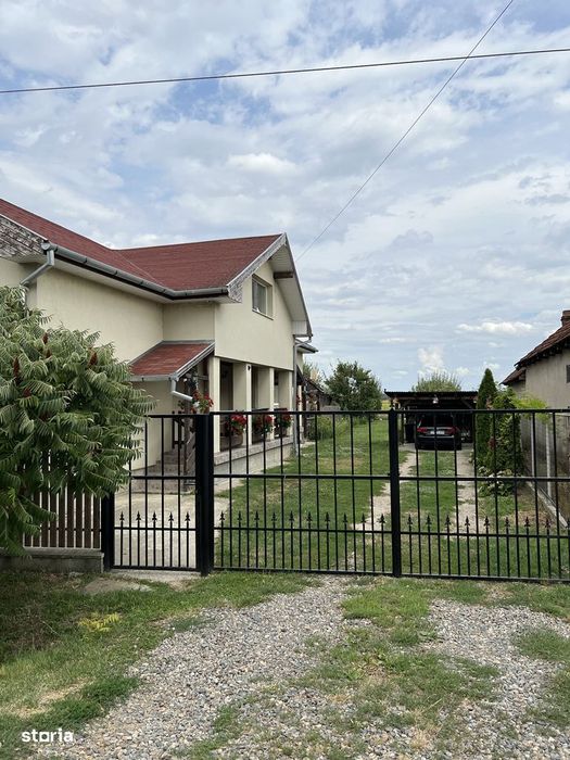 Casă cu 4 camere, teren de 1600mp