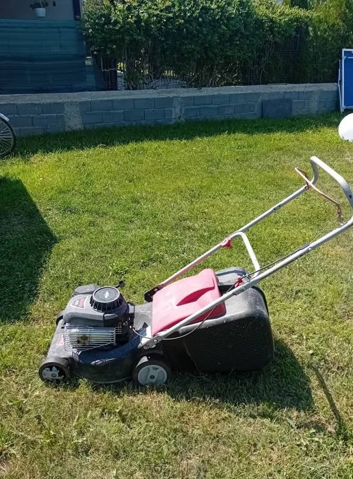 Masina de tuns iarba pe benzina