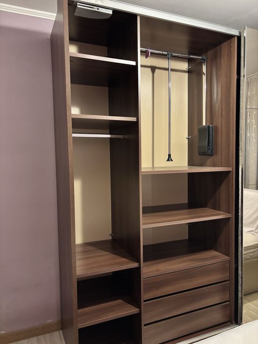 Vând dulap și comodă- ridicare și demontare personală