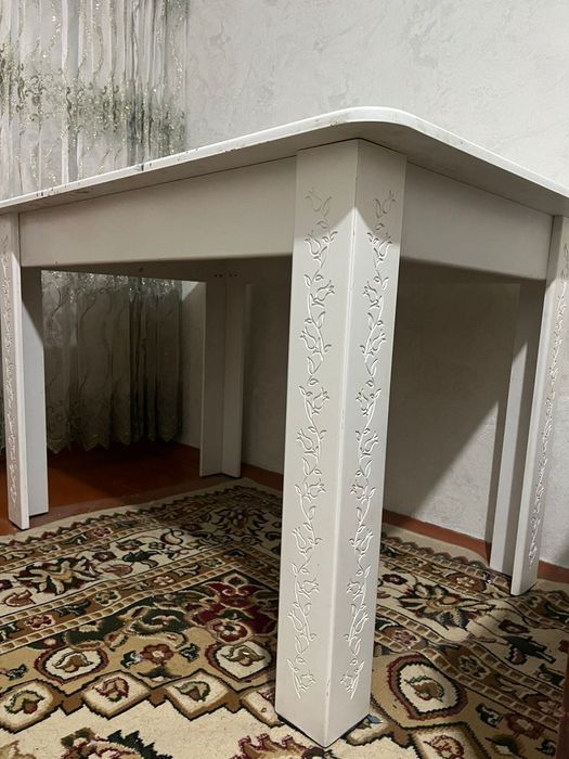 Стол стулья все на месте стоят