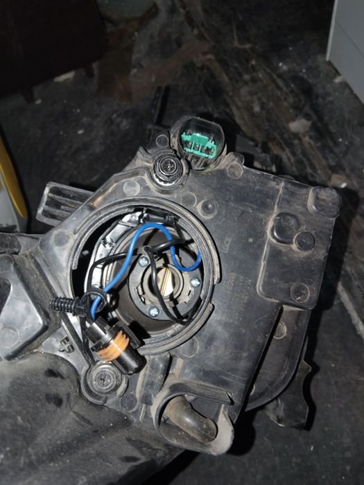 Продам фару левую