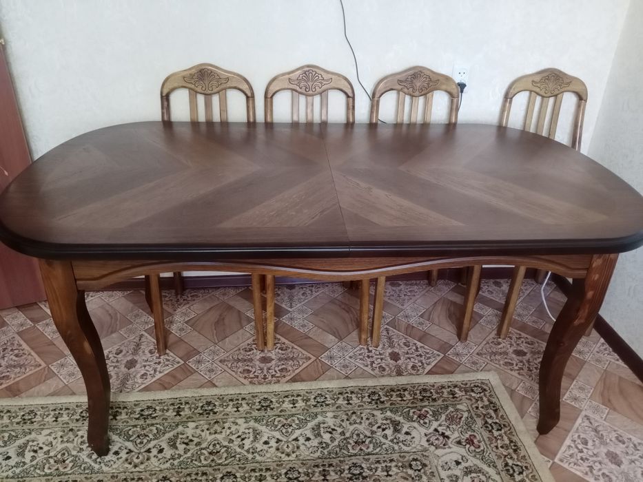 Продам стол для гостиной