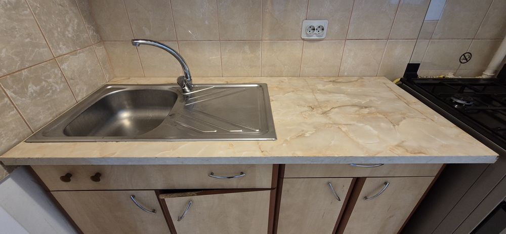 Mobila de bucătărie    plus chiuveta si baterie