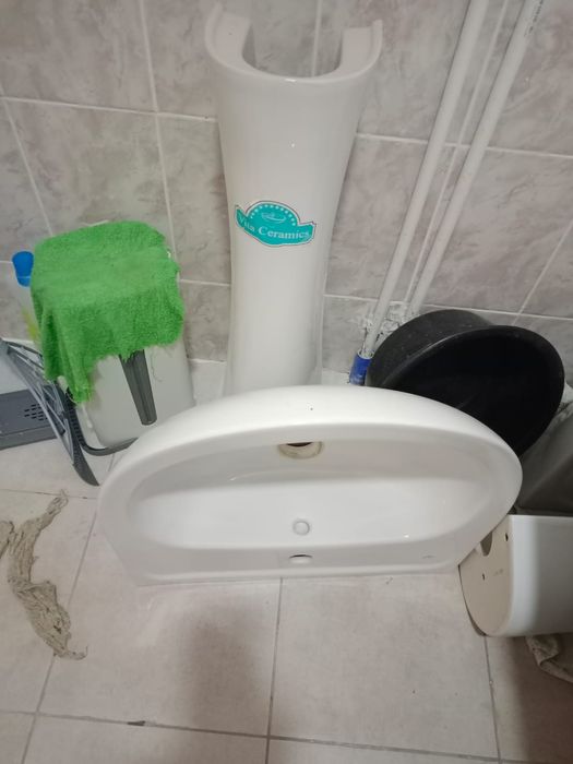 Раковина с пьедесталом.