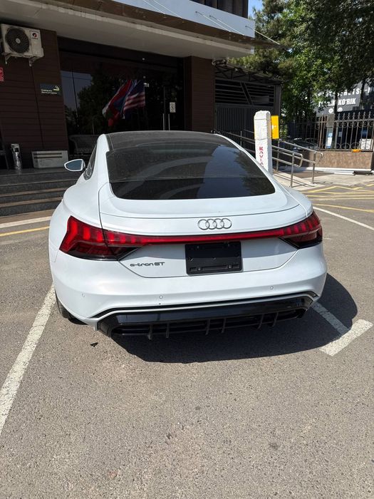 Audi E trone GT продается