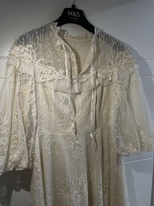 Бежевое нарядное платье