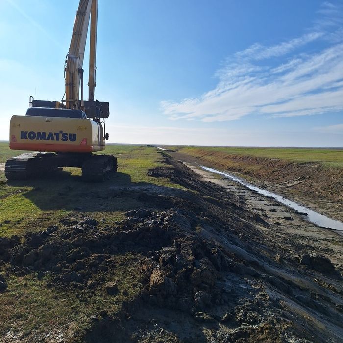 Inchiriez excavatoare cu brat lung