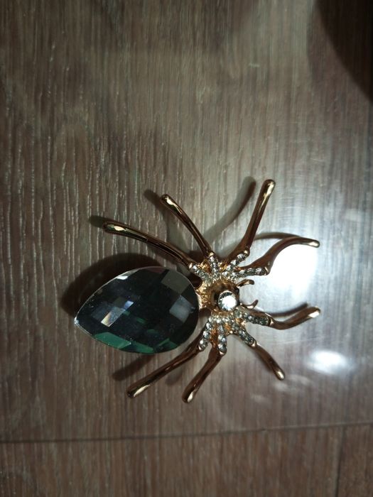 Продам брошь  бижутерия