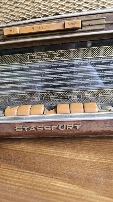 Старо НЕМСКО РАДИО. Има са антична стойност