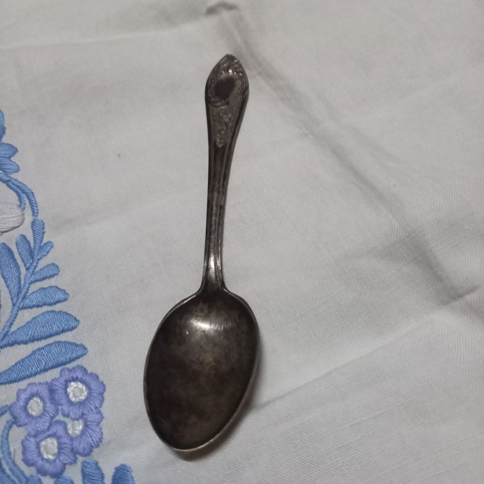 Продавам сребърна лъжица