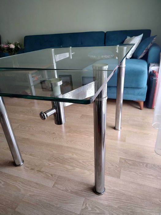 Стъклена трапезна маса