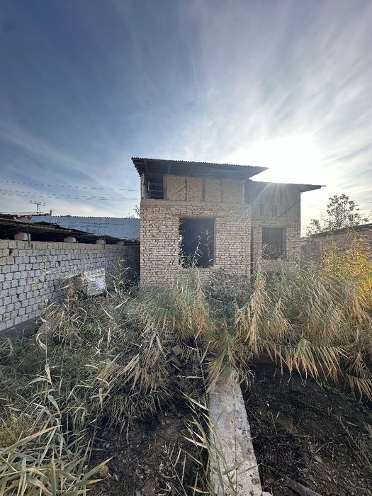 Nazarbek uchastka sotiladi 5 sotix 3 xona karobka