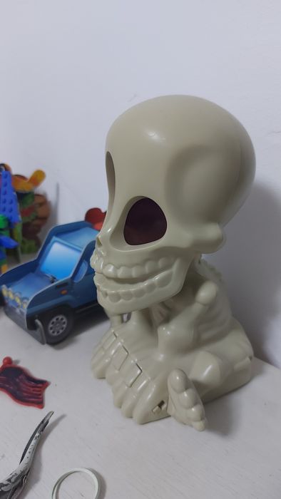 Joc proiector fantoma pe perete