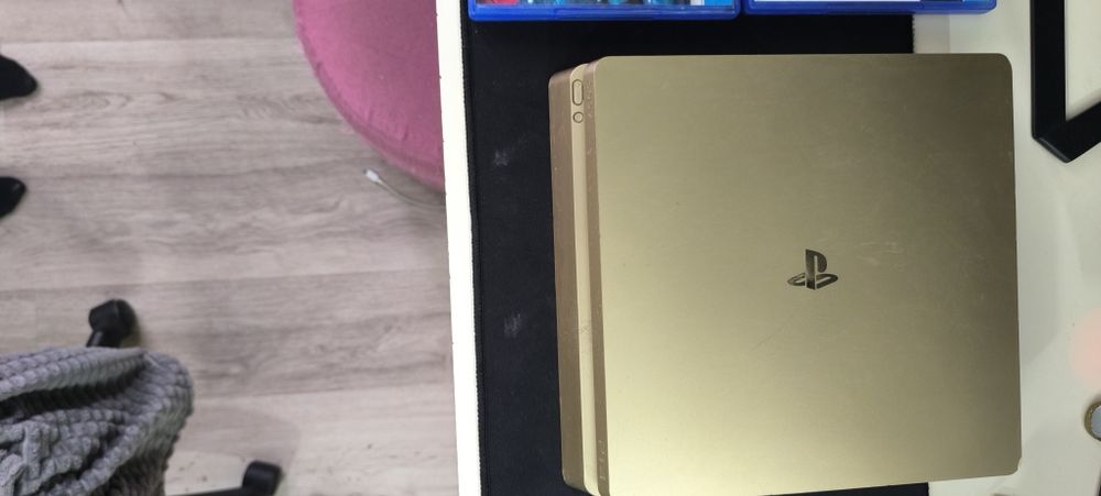 vând PlayStation 4