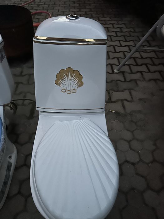 Продам б/у унитазы