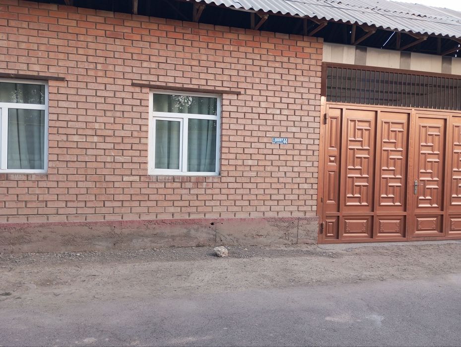 Hovli uy sotiladi.Xonalar soni 6ta oshxona ,garaj bogʻi bor .