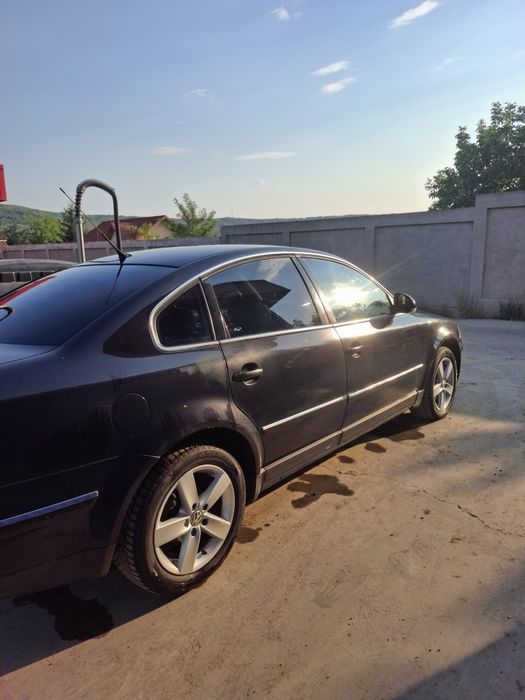 Vând Ww Passat b5.5 2005, masina este într-o stare bună de funcționare, este motorul de 1.9 tdi ,131  cp 4 ×4 6 trepte