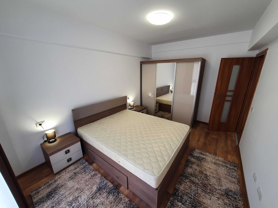 Inchiriez apartament cu 3 camere la vila , curte proprie si parcare
