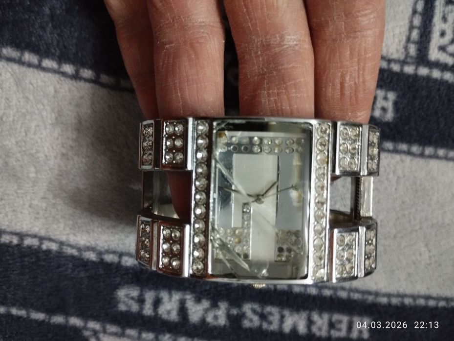 Часы наручные продам