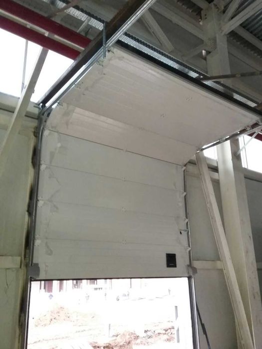 Продаю промышленные секционные ворота