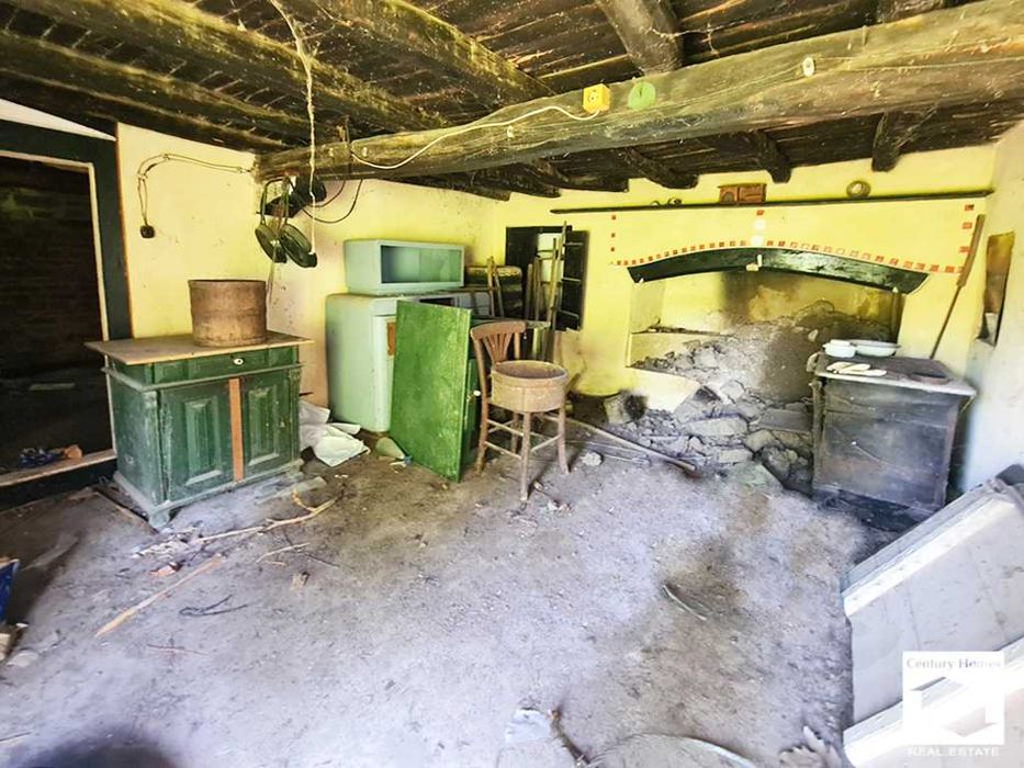 116270 Двуетажна къща с равен двор и кладенец в с. Ресен, на 15 км. от Велико Търново
