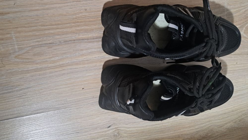 Черни удобни сникърси