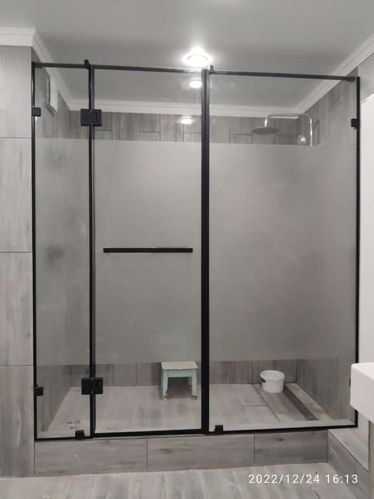 Душевая кабина, перегородки из стекла.