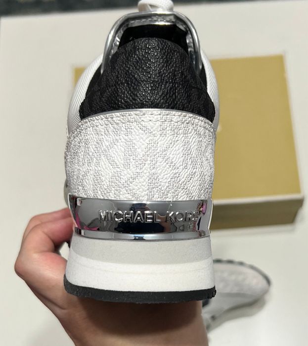 Продам кроссовки