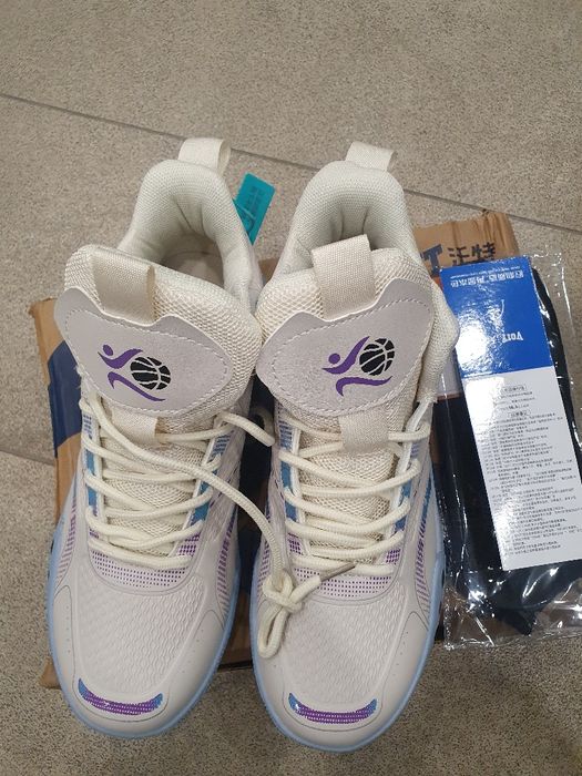 Кроссовки спортивные