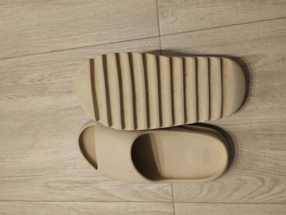 Yeezy slides Crem