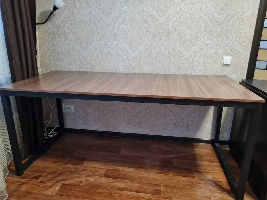 Стол срочно продам.  В идеальном состоянии.